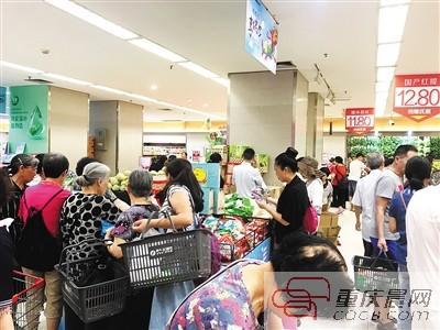  粽子好吃但也不能多吃哦！图为市民在超市选购粽子。