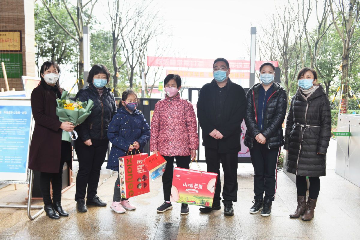 (吳永忠書記帶隊慰問李蕊家屬)